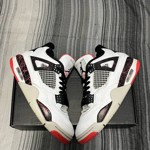Jordan 4 Lava - Picture 1 of 6